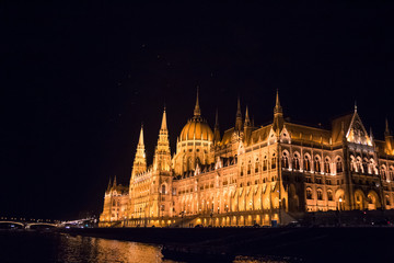 Obraz premium The Hungarian Parliament at night, Budapest, Hungary 