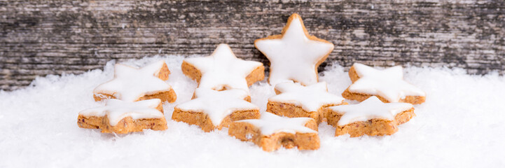 weihnachtskekse im schnee