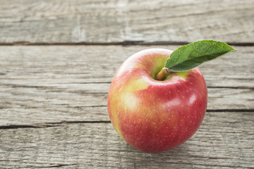 Roter Apfel der Sorte Braeburn