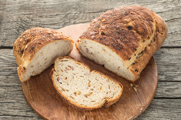 Weissbrot mit Zwiebeln und Speck