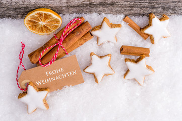 weihnachtssterne mit schild im schnee