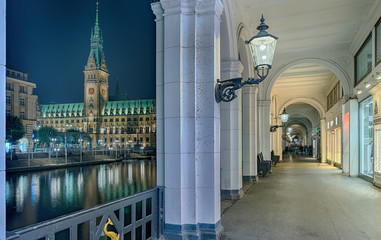 Hamburg  Alsterarkaden mit Rathaus Nacht