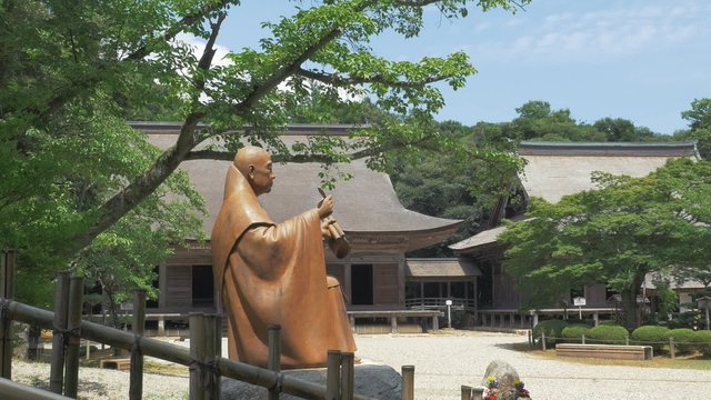 古刹境内の日像上人像