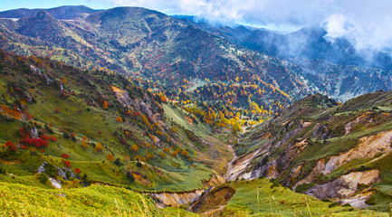 Obraz premium 秋の紅葉シーズンの志賀高原渋峠の「のぞき」 