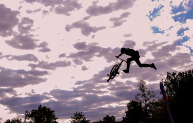 Mountainbiker springt mit dem Bike