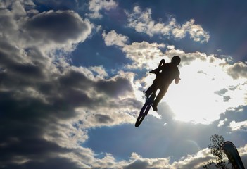 Fototapeta na wymiar Mountainbiker springt durch die Luft
