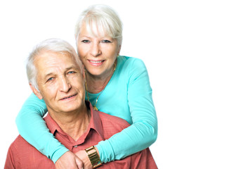  Seniorin umarmt ihren Mann von hinten
