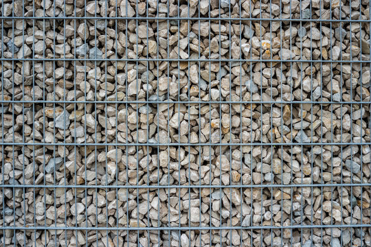 Natursteinwand mit Gitter 