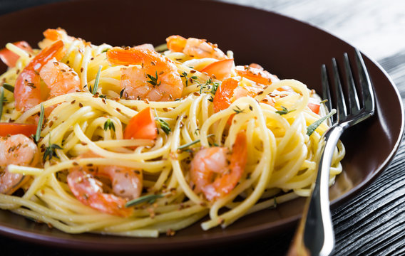 Pasta with shrimp and sesame
