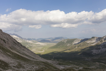 Fototapeta premium Paesaggio di montagna, Appennini, Italia. Cielo con nuvole all'orizzonte