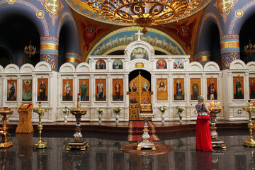 Obraz premium Woman at the altar