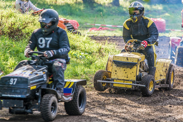 Positionsduell beim Rasentraktorrennen © Ralf Geithe