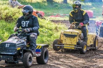 Fototapete Rund Motorsport Positionsduell beim Rasentraktorrennen  © Ralf Geithe