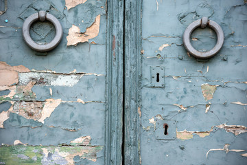 vecchia porta in legno con maniglie