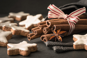 Zimtsterne und Zimtstangen