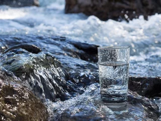 Foto op Plexiglas Natuurlijk water in een glas © arttim