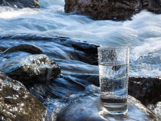 Natürliches Wasser im Glas
