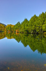 秋晴れの紅葉シーズンの志賀高原三角池