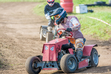 Duell zwischen Rasentraktoren