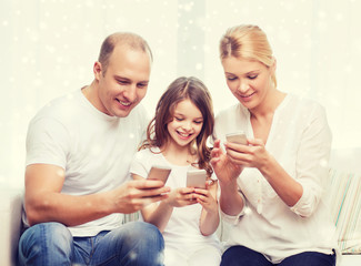 Obraz na płótnie Canvas happy family with smartphones at home