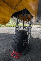 Fototapeta premium Carrello di aereo bimotore turboelica fermo sulla pista 