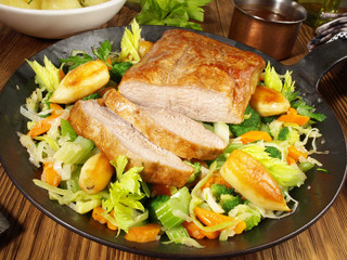Kalbsbraten auf Gemüse
