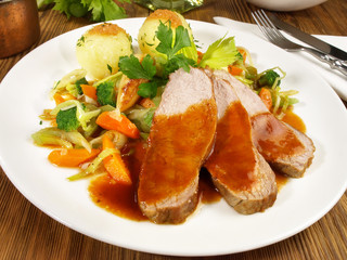 Kalbsbraten auf Gemüse