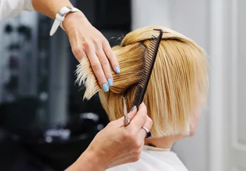 Crédence de cuisine en verre imprimé Salon de coiffure Coiffeur coupe les cheveux blonds