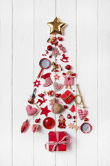 Roter Weihnachtsbaum auf Holz