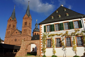 Fototapeta premium ehemalige Benediktiner-Abtei und Einhards-Basilika Sankt Marcellinus und Petrus, Seligenstadt, Hessen, Deutschland