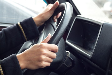 Руль и руки/Руки молодой девушки удерживают рулевое...