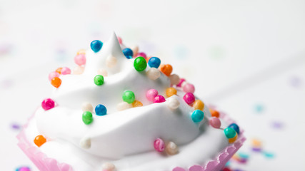 Cupcake mit bunten Streuseln