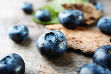 Obraz na płótnie Canvas Tasty ripe blueberries on wooden table close up