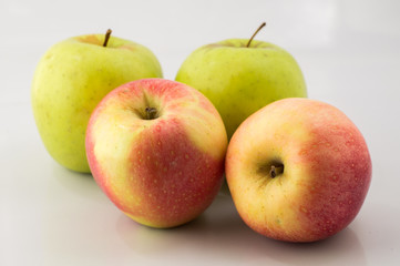 Mele verdi e rosse in primo piano sfondo bianco, mele, frutta di stagione, frutta buona