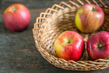 Braeburn Äpfel auf im Korb Holzbrett