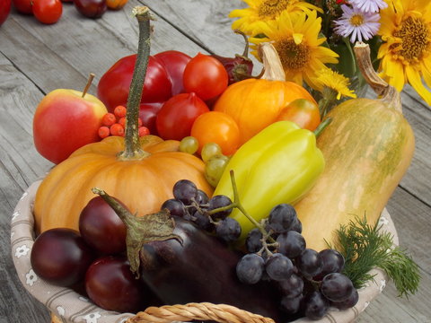 Полезные и питательные овощи, фрукты, ягоды в корзине на столе