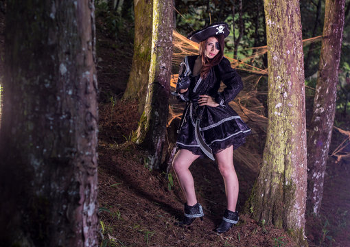 mujer con disfraz de pirata Halloween mirar a c&aacute;mara