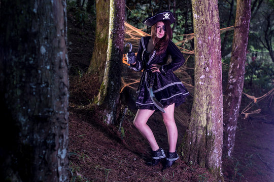 mujer con disfraz de pirata Halloween garfio