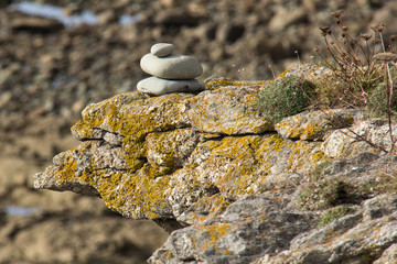 Fototapeta na wymiar Cairn am Pointe de Plogoff