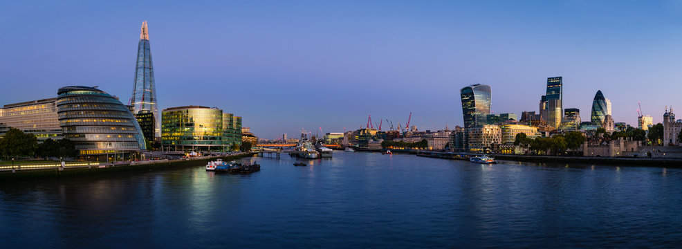 Panoramic view of Thames river with modern London cityscape