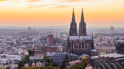 Kölner Dom bei Sonnenuntergang