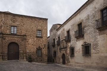 Fototapeta na wymiar Hermosas calles de la ciudad medieval de Cáceres en la comunidad de Extremadura, España
