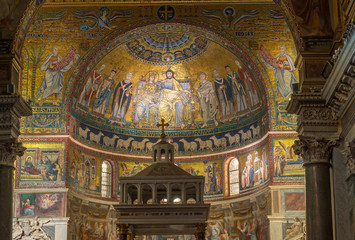 Fototapeta na wymiar Interior of Basilica di Santa Maria in Trastevere, Rome. Italy 