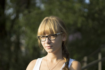 девушка, блондинка в очках, в лесу, девственный, чистый, голубоглазая, красивая, взгляд, задумчивый, вкрадчивый, веселый