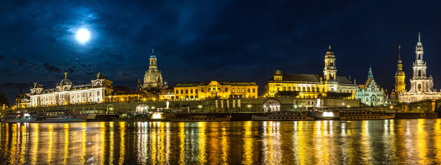 Naklejka na ściany i meble Dresden in night