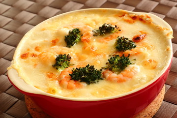 エビとブロッコリーのマカロニグラタン