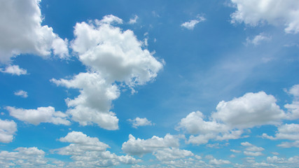 Fototapeta na wymiar Bright sky and white cloud