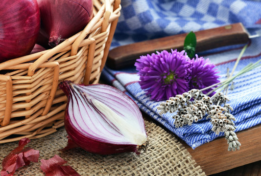 Schalotten - Zwiebeln, auf Jute / Lavendel und Messer auf Küchentuch