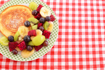 おいしそうなパンケーキとフルーツ