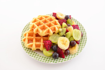 おいしそうなワッフルとフルーツ